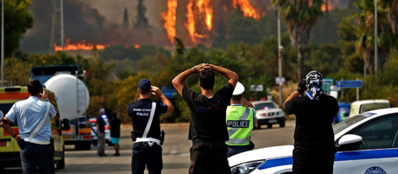 ΕΛ.ΑΣ: Περισσότεροι από 900 αστυνομικοί συμμετείχαν στην κατάσβεση των πυρκαγιών